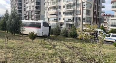 Freni patlayan midibüs parka girdi