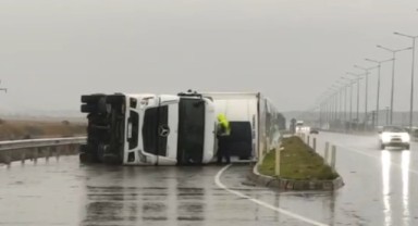Şiddetli rüzgar tırı devirdi