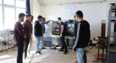 Teknoloji öğrencileri Togg'la pratik yapıyor
