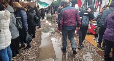 Yağışlarla pazar yeri çamura döndü