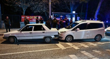 Alkollü sürücü polis aracına çarptı