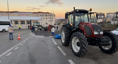 Ayçiçeği yüklü römork devrildi