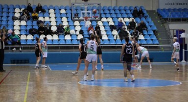 Depremzede çocuklar için sahaya oyuncak