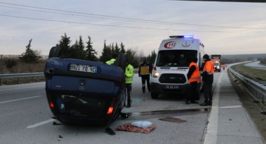Devrilen otomobildeki aynı aileden 3 kişi yaralandı