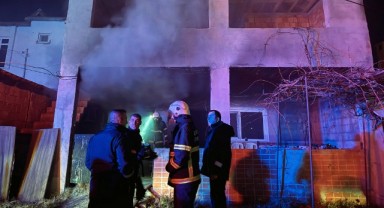 Evde çıkan yangın itfaiye ekiplerince söndürüldü