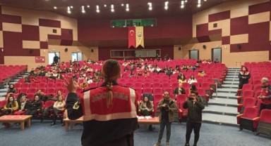 Jandarmadan öğrencilere konferans