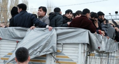 Kamyonet kasasında 62 düzensiz göçmen