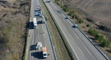 Kaza sonrası köpek mamaları trafiği aksattı