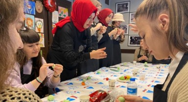 Öğrencilere el sanatları atölyesi