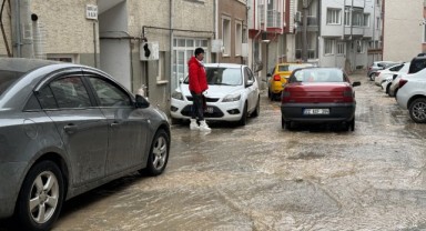 Patlayan borudan çıkan su sokaklara taştı