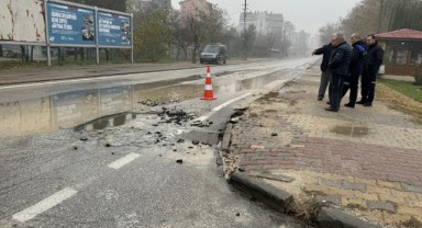 Su borusunun açtığı çukura otomobil düştü