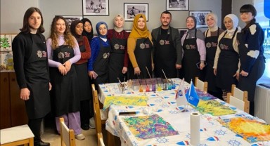 Uluslararası öğrencilere ebru sanatı