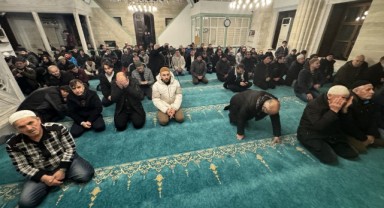 Camilerde eller Regaip Kandili için açıldı