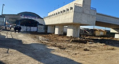 Hızlı tren hızla ilerliyor