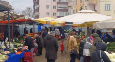 Pazar yağmura teslim oldu
