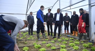 Sezer öğrencilerin seralarında incelemede bulundu