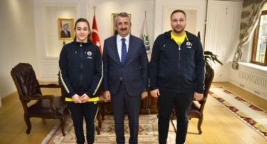 Türkiye şampiyonu yüzücüden Sezer’e ziyaret