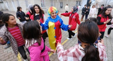 Çocuklara okulu oyunlarla sevdiriyorlar