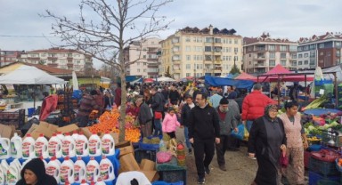 Cumartesi pazarında trafik yoğunluğu