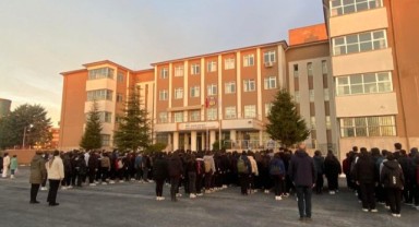 Depremin yıldönümünde saygı duruşu