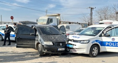 Kaçarken ekip otosuna çarpınca iki polis yaralandı