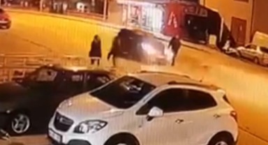 Araç çarpan yaya başka bir aracın altında kaldı