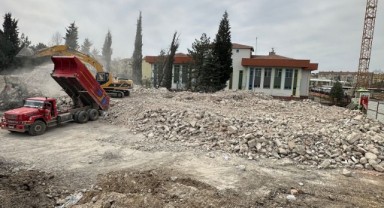 Depreme dayanıksız okul yıkıldı