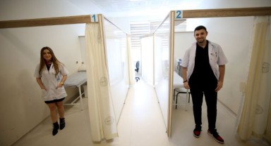 Doktor çift ayrı şehirlerin mesaisinde