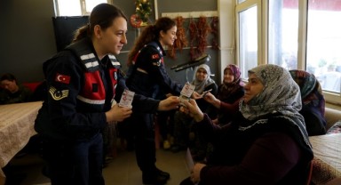 Edirne'nin kadın jandarma timi köylerde yoğun mesaiyle bilgilendirme yapıyor