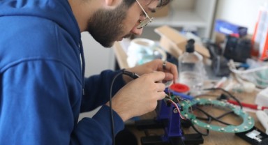 Genç mühendislerden araçlar için mobil şarj istasyonu