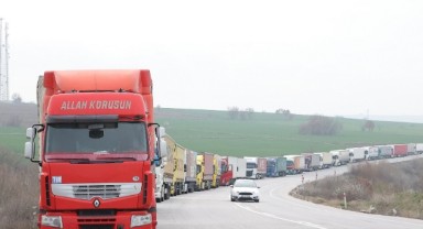 Hamzabeyli'de 17 kilometrelik tır kuyruğu