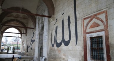 Hat yazılarıyla öne çıkan cami