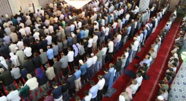 İlk teravih namazı kılındı