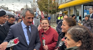 Vali Sezer’den kadınlara karanfil