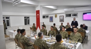 Vali Sezer, Mehmetçikle iftar yaptı