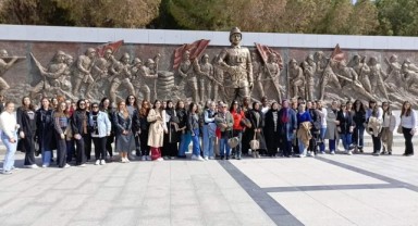 Yabancı öğrencilerin şehitlik ziyareti
