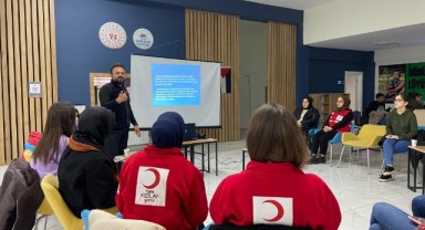 Yavuz’dan Genç Kızılay’a eğitim