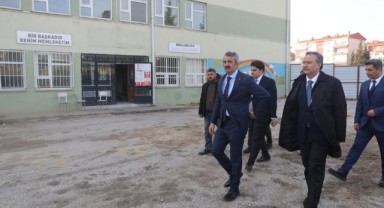Yıkılacak okula Sezer’den ziyaret