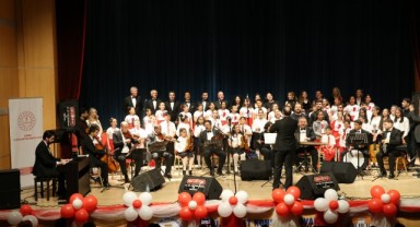 Akademililere ilk konserlerinden tam not