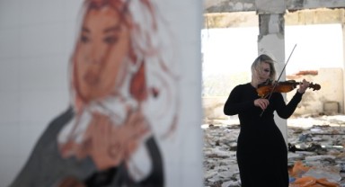Canlı modellerini 3 saatte tuvale çiziyor