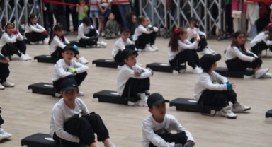 Erasta miniklerin dansı ile şenlendi
