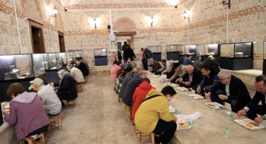 Müzede kurulan sofrada oruçlarını açıyorlar