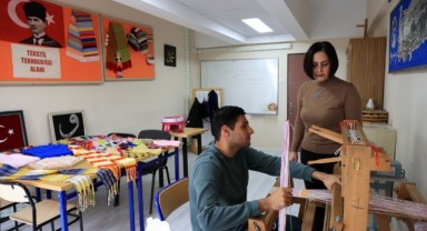 Otizmli gencin dokuma tezgahı sevgisi
