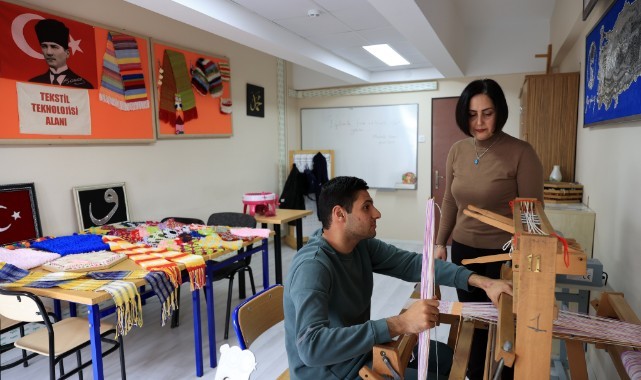 Otizmli gencin dokuma tezgahı sevgisi