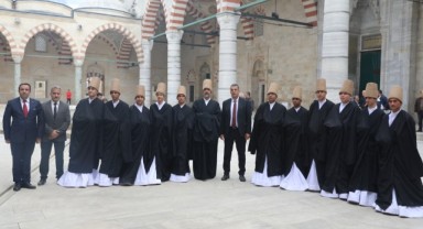 Üç Şerefeli Cami avlusunda sema