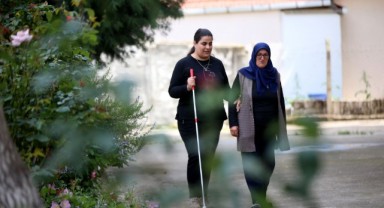 Emine, annesinin fedakarlıklarıyla hayata tutundu