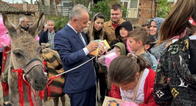 Eşeğinin heybesindeki kitapları dağıttığı