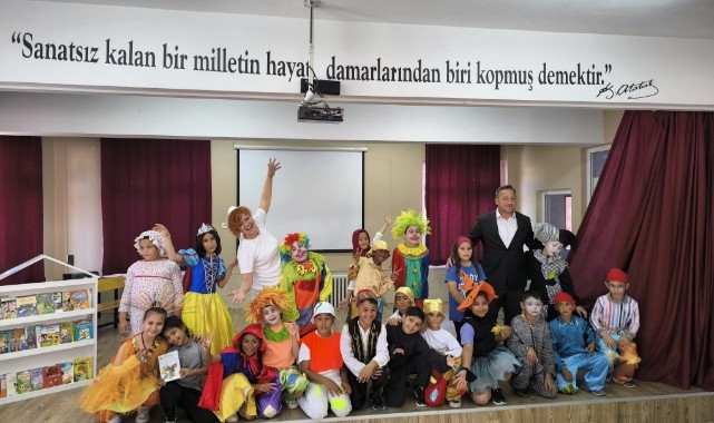 İlkokul öğrencilerinden sahne şovu