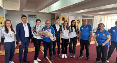 Lise öğrencileri dedeleri ile musabaka