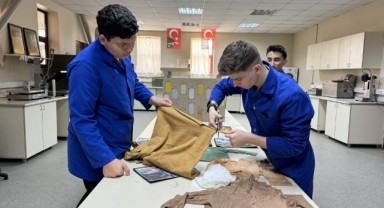 Liselilerden soğan kabuğu kumaş boyası